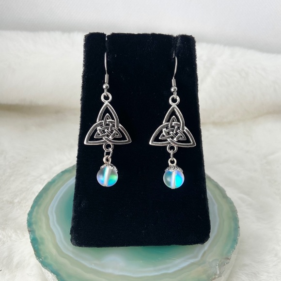 Celtic knot & opalite beads dangly irish earrings - Picture 4 of 11